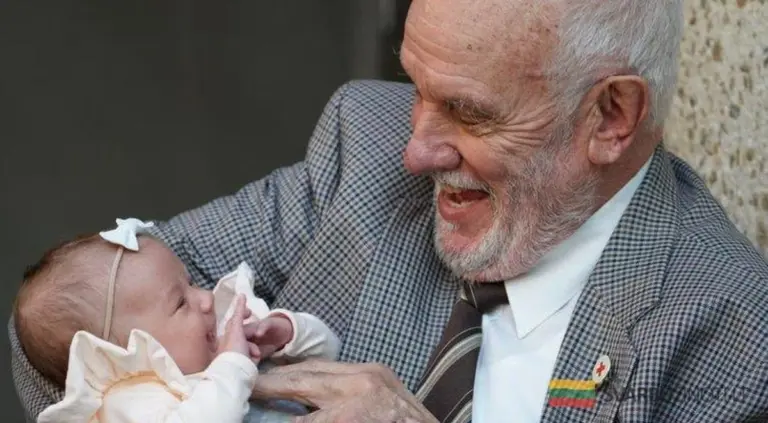 Mężczyzna o „złotej ręce”, dzięki któremu narodziny milionów dzieci były bezpieczne, zmarł w wieku 88 lat