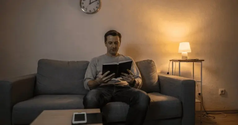 Cyfrowy minimalizm: Jak odzyskać spokój i siłę psychiczną, porzucając ekrany