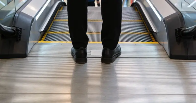 Dlaczego szczotki po bokach ruchomych schodów ratują nam stopy?