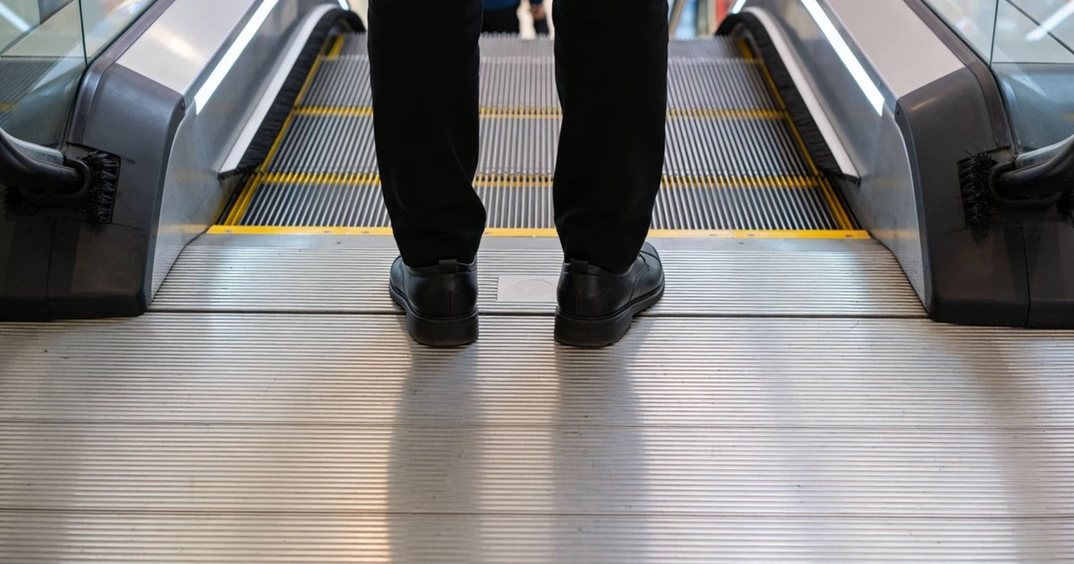 Dlaczego szczotki po bokach ruchomych schodów ratują nam stopy?