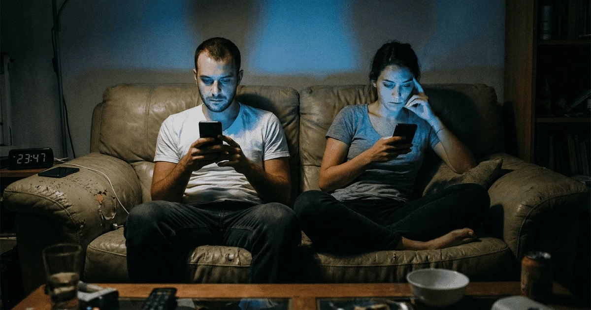 Kiedy cisza partnera mówi więcej niż słowa: Jak zrozumieć, gdy oboje jesteście w pokoju, ale każde w swoim telefonie