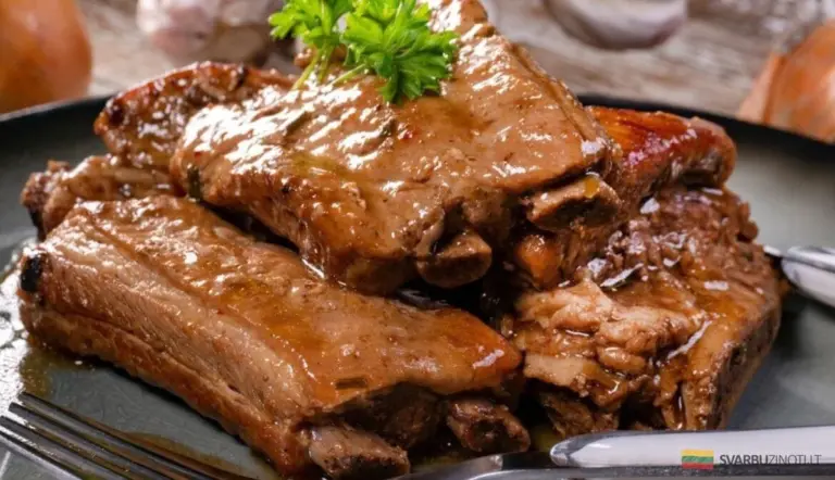 Moczone w cebuli żeberka: Sekret mięsa tak delikatnego, że aż rozpływa się w ustach
