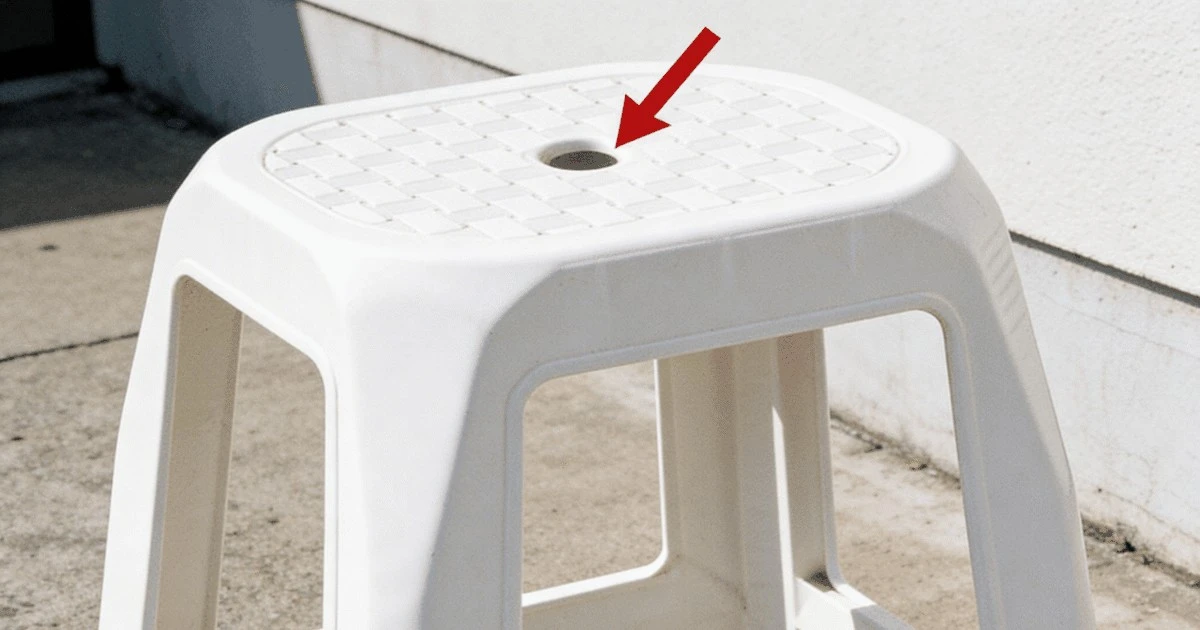 Po co jest dziura w środku plastikowych krzeseł?