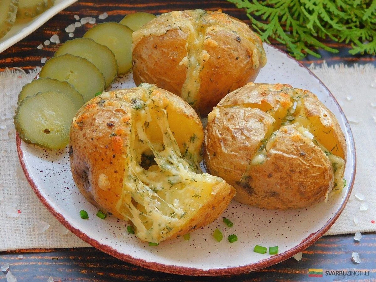 Sekret czosnkowego masła: Takie pieczone ziemniaki pokochasz od pierwszego kęsa!