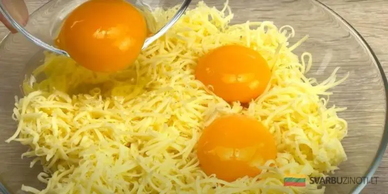Ser twarożek z jajkami na patelni – nowy twój ulubiony przepis na omlet