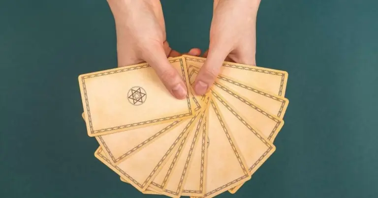 Tarot na sobotę: Kluczowe przestrogi i wskazówki dla każdego znaku zodiaku na 21.02.2026