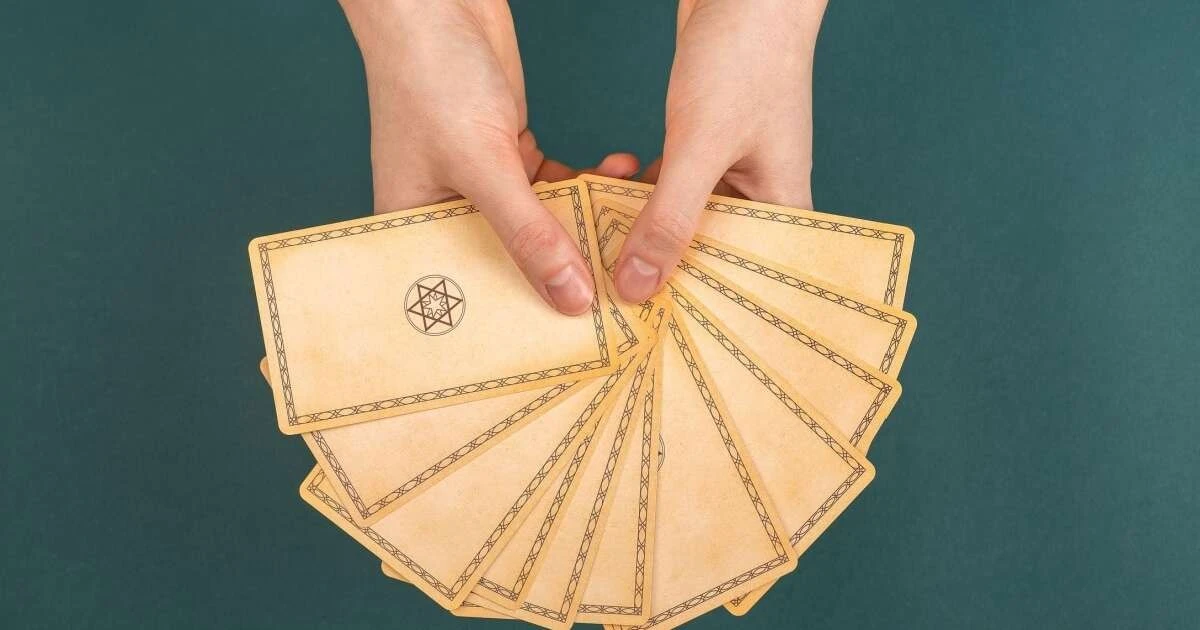 Tarot na sobotę: Kluczowe przestrogi i wskazówki dla każdego znaku zodiaku na 21.02.2026