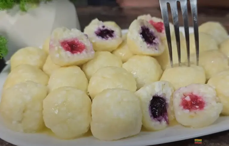 Z 1 paczki twarogu zrobisz wymarzone śniadanie. Błyskawiczne "homoberki" z niespodzianką w środku