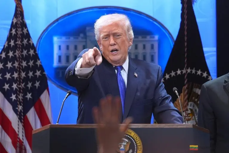 Dlaczego "kas kasdien" w USA to problem dla reszty świata? Profesor ujawnia szokujące powiązania.