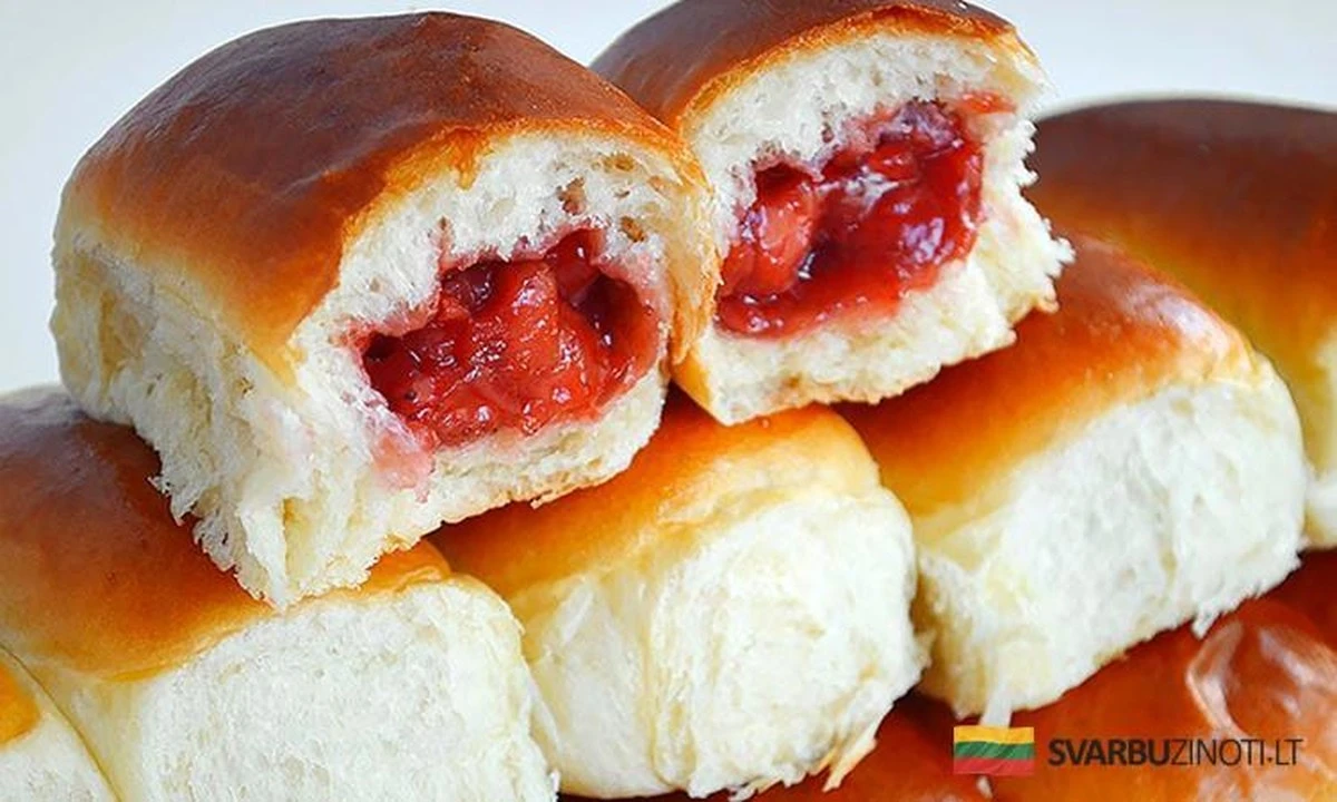 Dlaczego Twoje ciasta z mrożonymi owocami wychodzą mokre? Ten trik z dżemem zdradzi każda babcia
