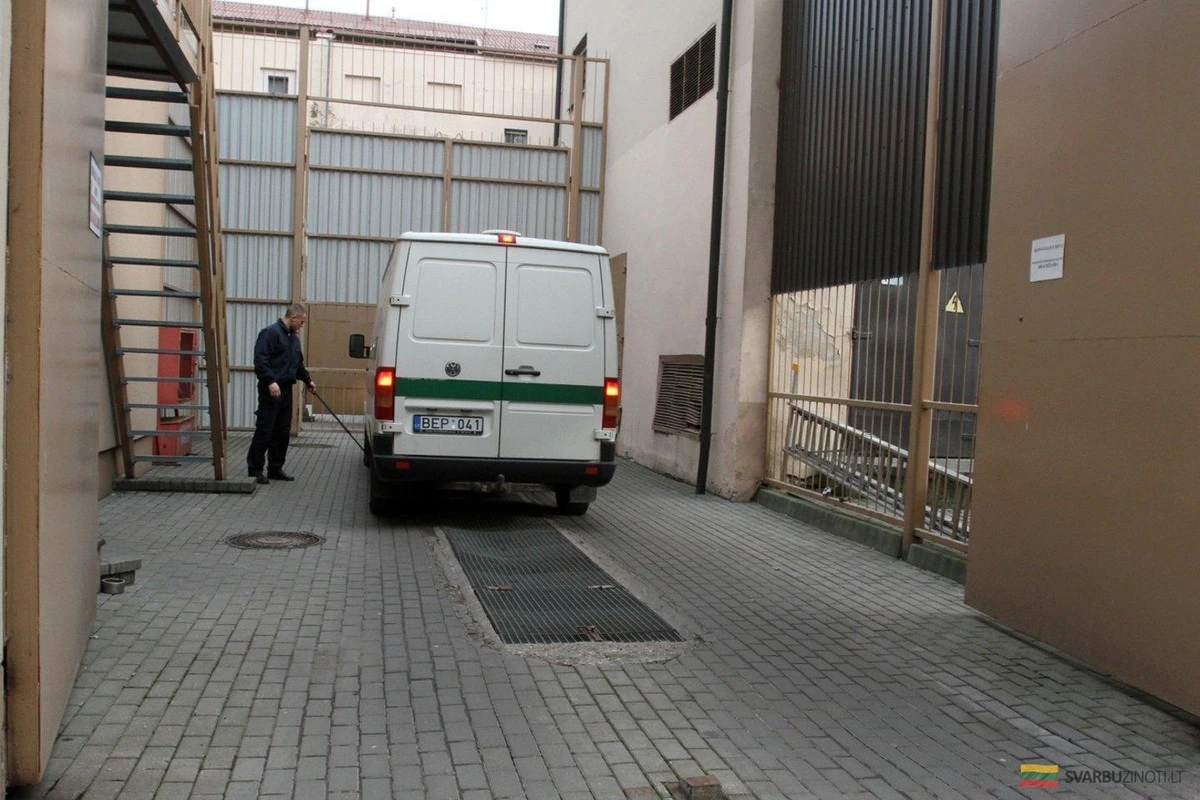 Dlaczego zimowa pielęgnacja chodników w więzieniu jest kluczowa? Tragiczny wypadek w Kownie