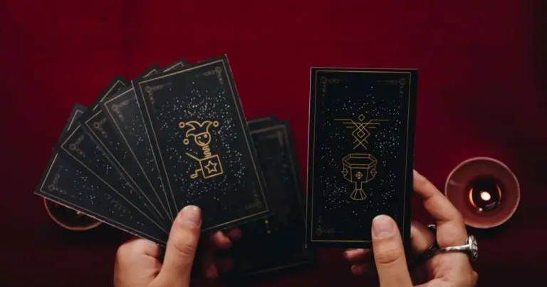 Tarot na poniedziałek 2 marca 2026: Co Mówią Karty dla Twojego Znaku?