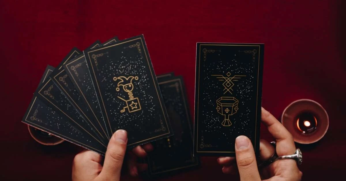 Tarot na poniedziałek 2 marca 2026: Co Mówią Karty dla Twojego Znaku?