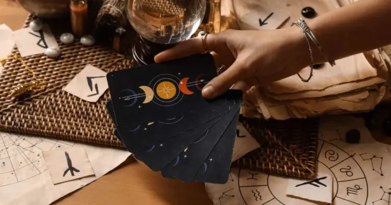 Tarot na tydzień 2-8 marca 2026: Kluczowe przesłania dla każdego znaku zodiaku