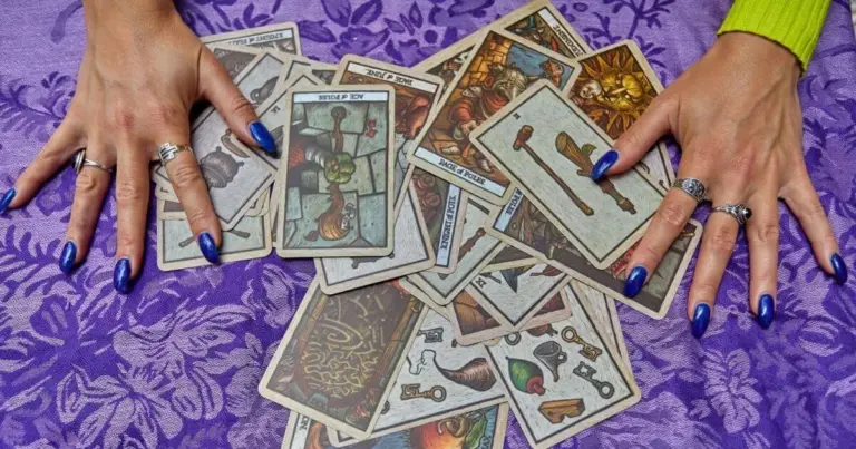 Wróżby Tarota na 1 marca 2026: Kluczowe przesłania dla każdego znaku zodiaku