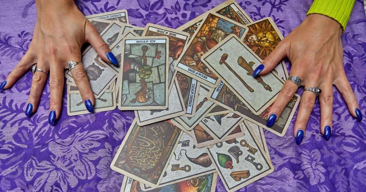 Wróżby Tarota na 1 marca 2026: Kluczowe przesłania dla każdego znaku zodiaku