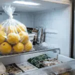 Zamroź całe cytryny: zaskakujący trik kuchenny, który potraja sok i wywołuje debatę wśród kucharzy